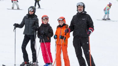 La princesa de Asturias, Leonor, y la infanta Sofía esquían por primera vez 