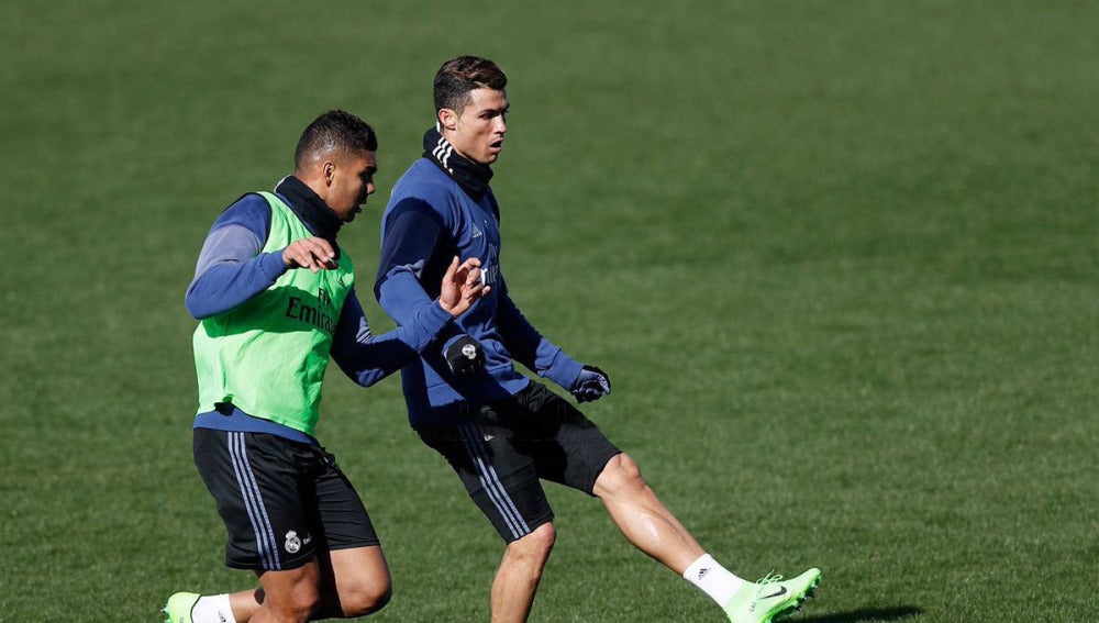 Cristiano Ronaldo y Danilo durante el entrenamiento