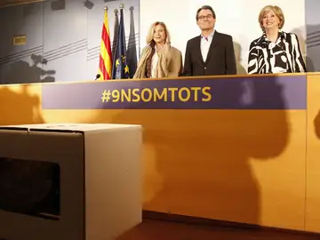 El expresident de la Generalitat Artur Mas, junto a las exconselleras Joana Ortega e Irene Rigau El expresident de la Generalitat Artur Mas, junto a las exconselleras Joana Ortega e Irene Rigau