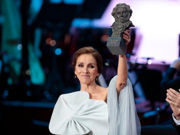 Ana Belén con su Goya de Honor Ana Belén con su Goya de Honor