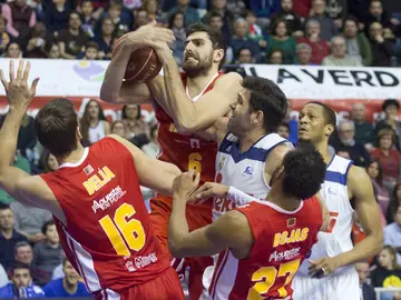 Ángel Antelo luchando por un balón Ángel Antelo luchando por un balón