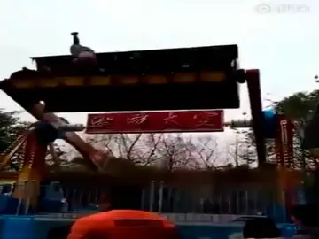 Joven sale despedida de una atraccion en China Joven sale despedida de una atraccion en China