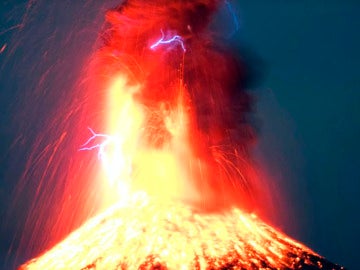 El volcán Colima de México entra en erupción