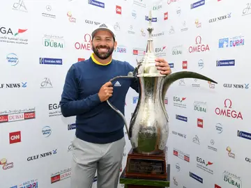 Sergio García posa con la Copa del Omega Dubai Dessert Classic Sergio García posa con la Copa del Omega Dubai Dessert Classic
