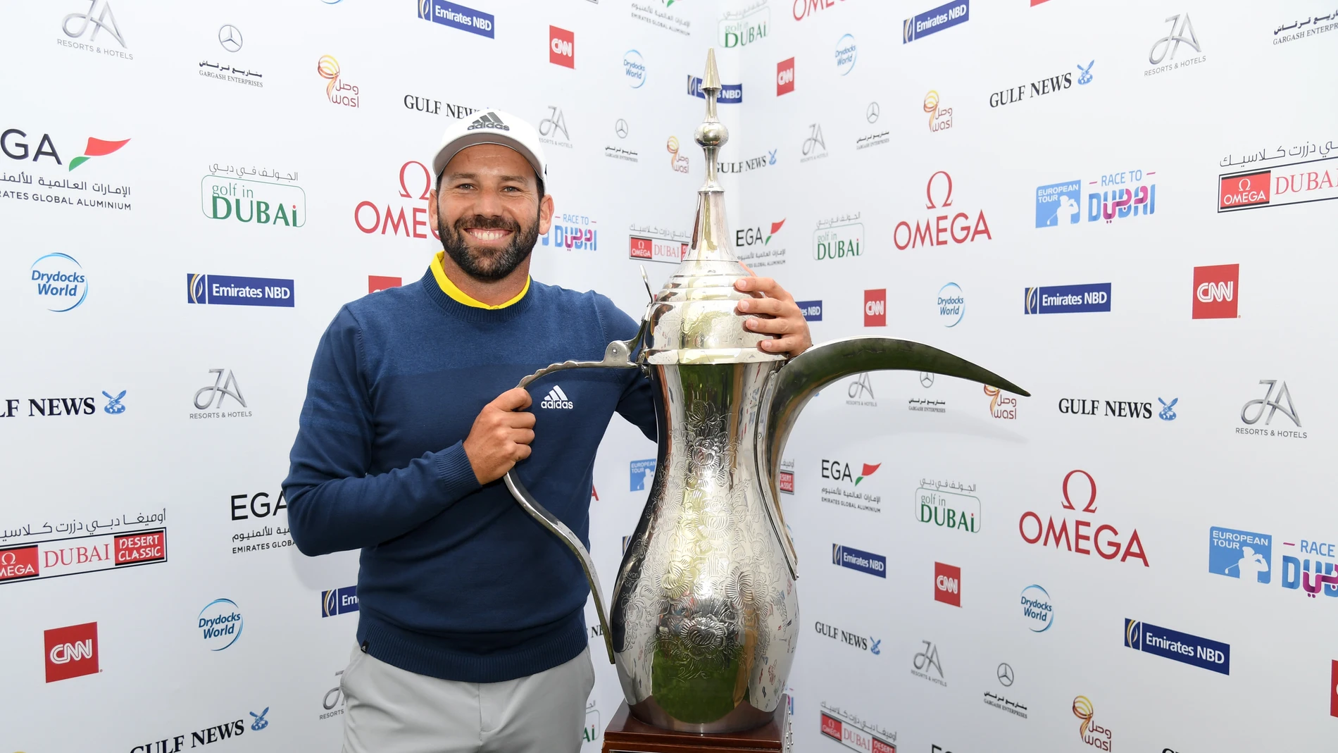 Sergio García posa con la Copa del Omega Dubai Dessert Classic Sergio García posa con la Copa del Omega Dubai Dessert Classic