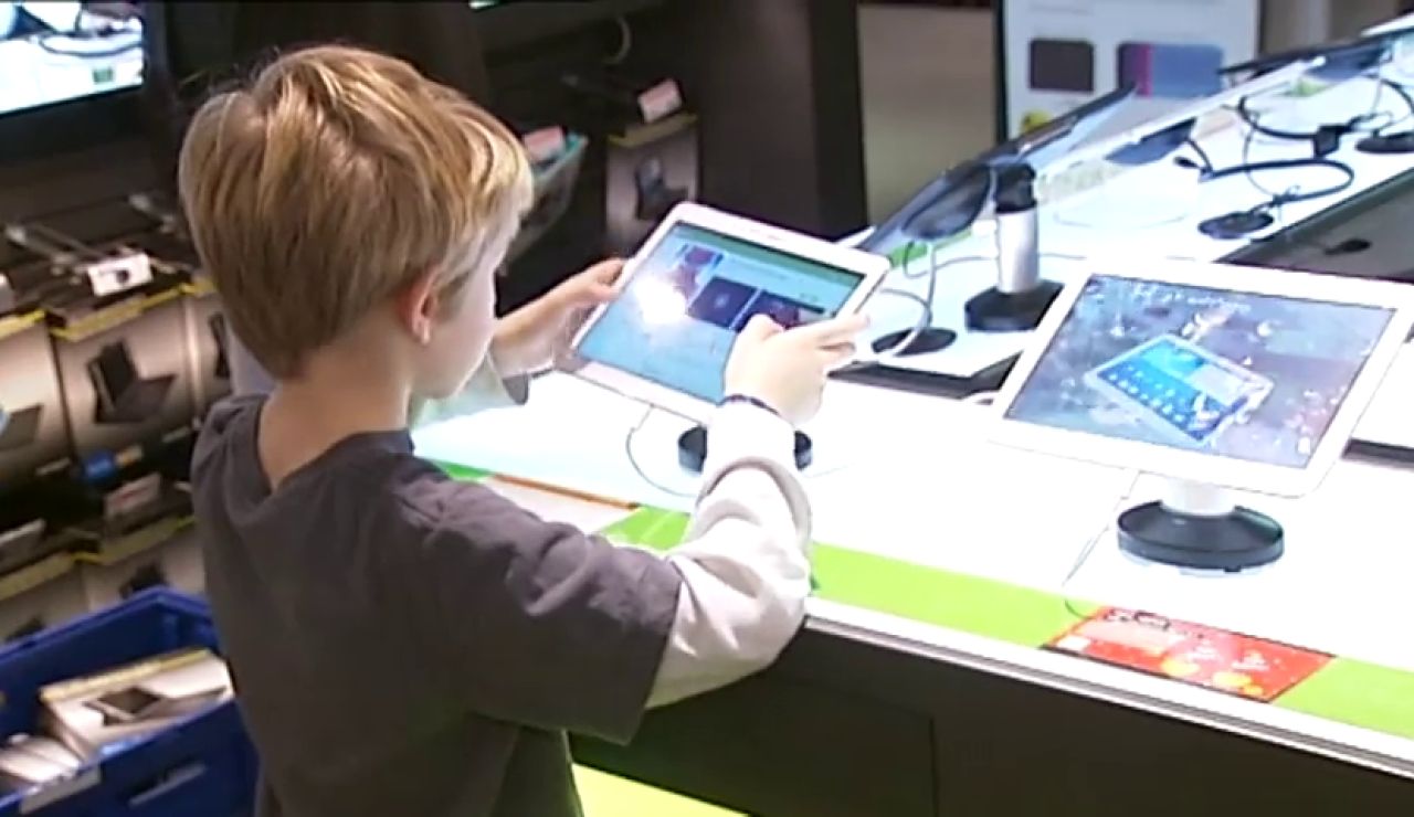 Frame 66.983672 de: Aumenta el número de niños adictos a los móviles y tabletas Frame 66.983672 de: Aumenta el número de niños adictos a los móviles y tabletas