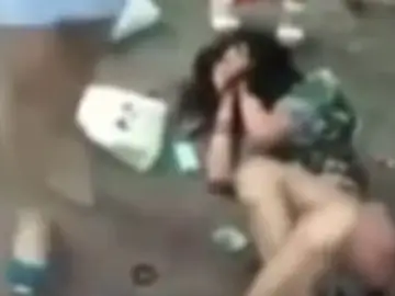 Captura del momento en que Zhang Yufeng agrede a una mujer Captura del momento en que Zhang Yufeng agrede a una mujer