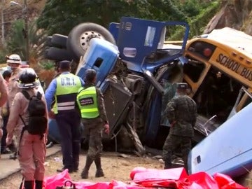 Frame 4.067429 de: Al menos 23 muertos y 39 heridos en choque de autobús y un camión en Honduras