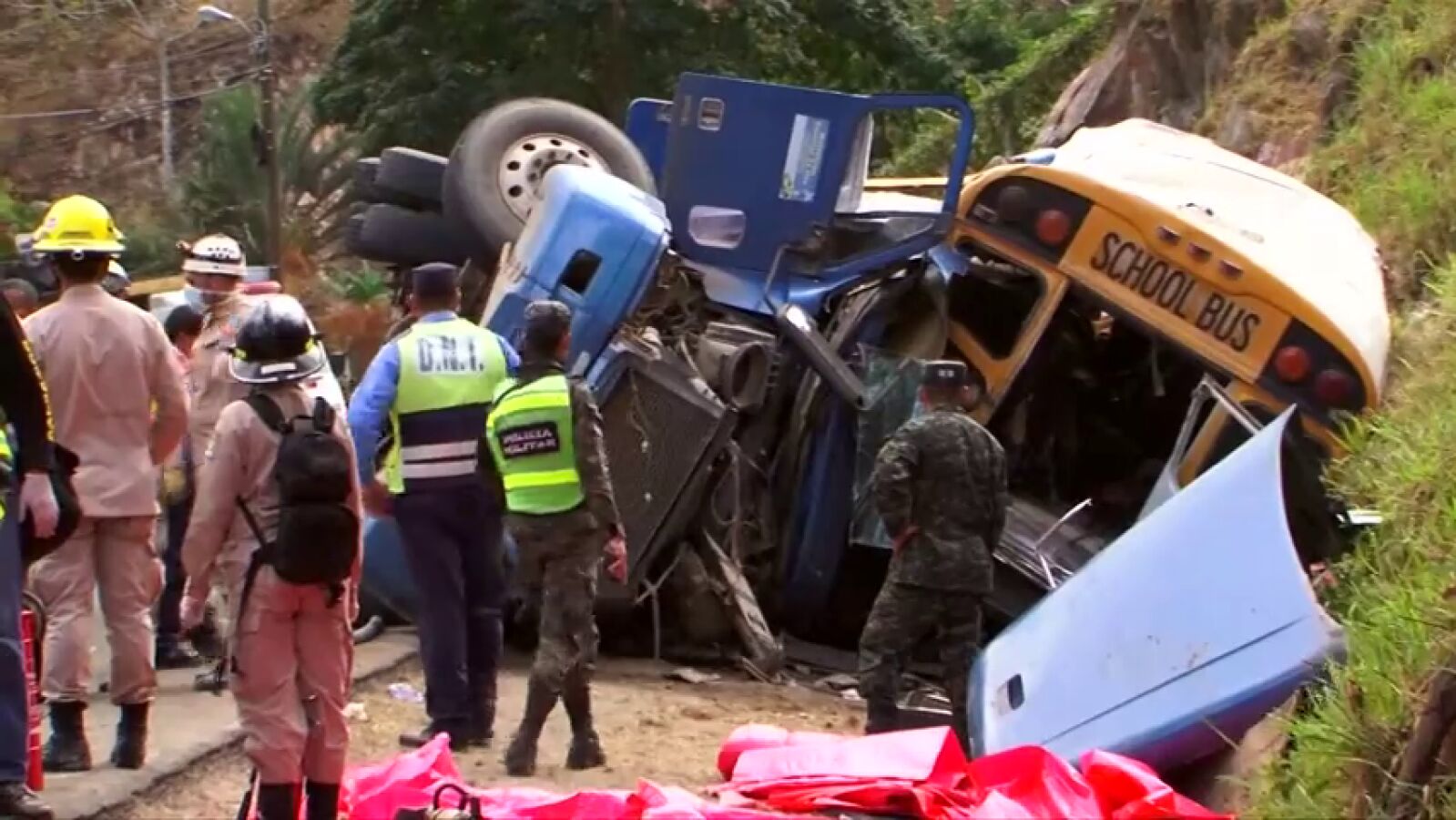 Al menos 23 muertos y 39 heridos en choque de autobús y un camión en Honduras