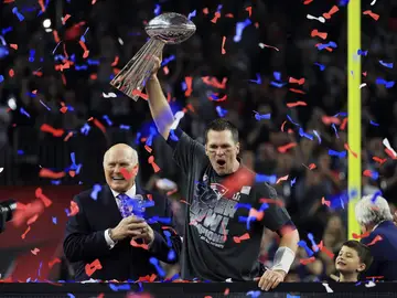 Tom Brady levanta la Super Bowl Tom Brady levanta la Super Bowl