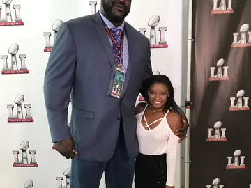 Simone Biles posa con Shaquille O'Neal durante la Super Bowl Simone Biles posa con Shaquille O'Neal durante la Super Bowl