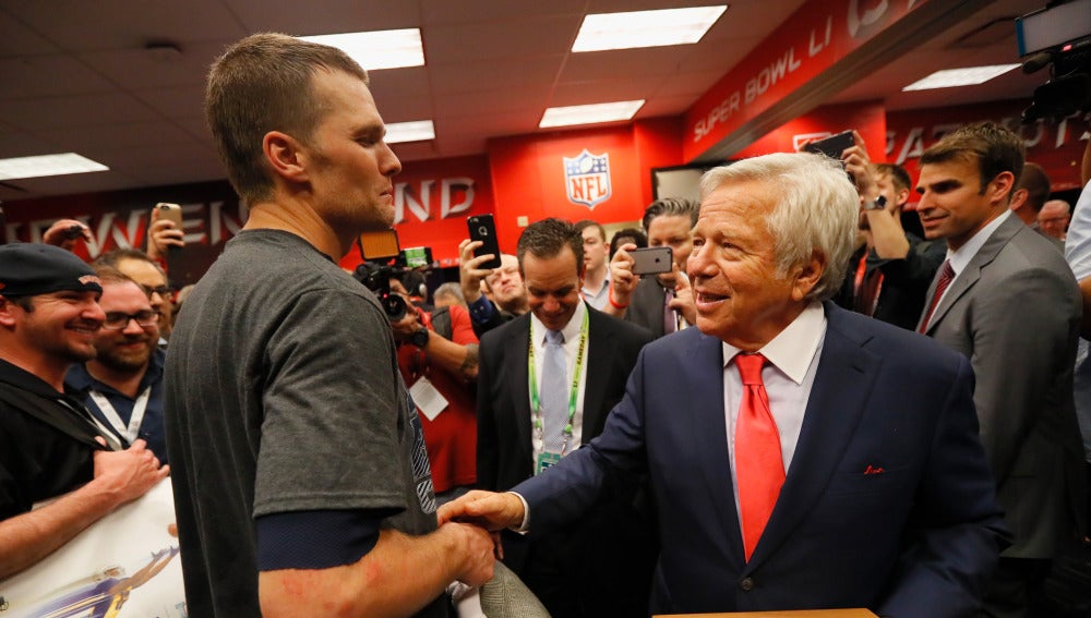 Tom Brady recibe al dueño del equipo