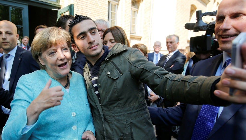 Un refugiado con Angela Merkel