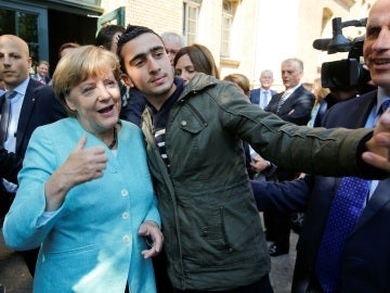 Un refugiado con Angela Merkel