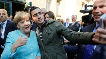 Un refugiado con Angela Merkel