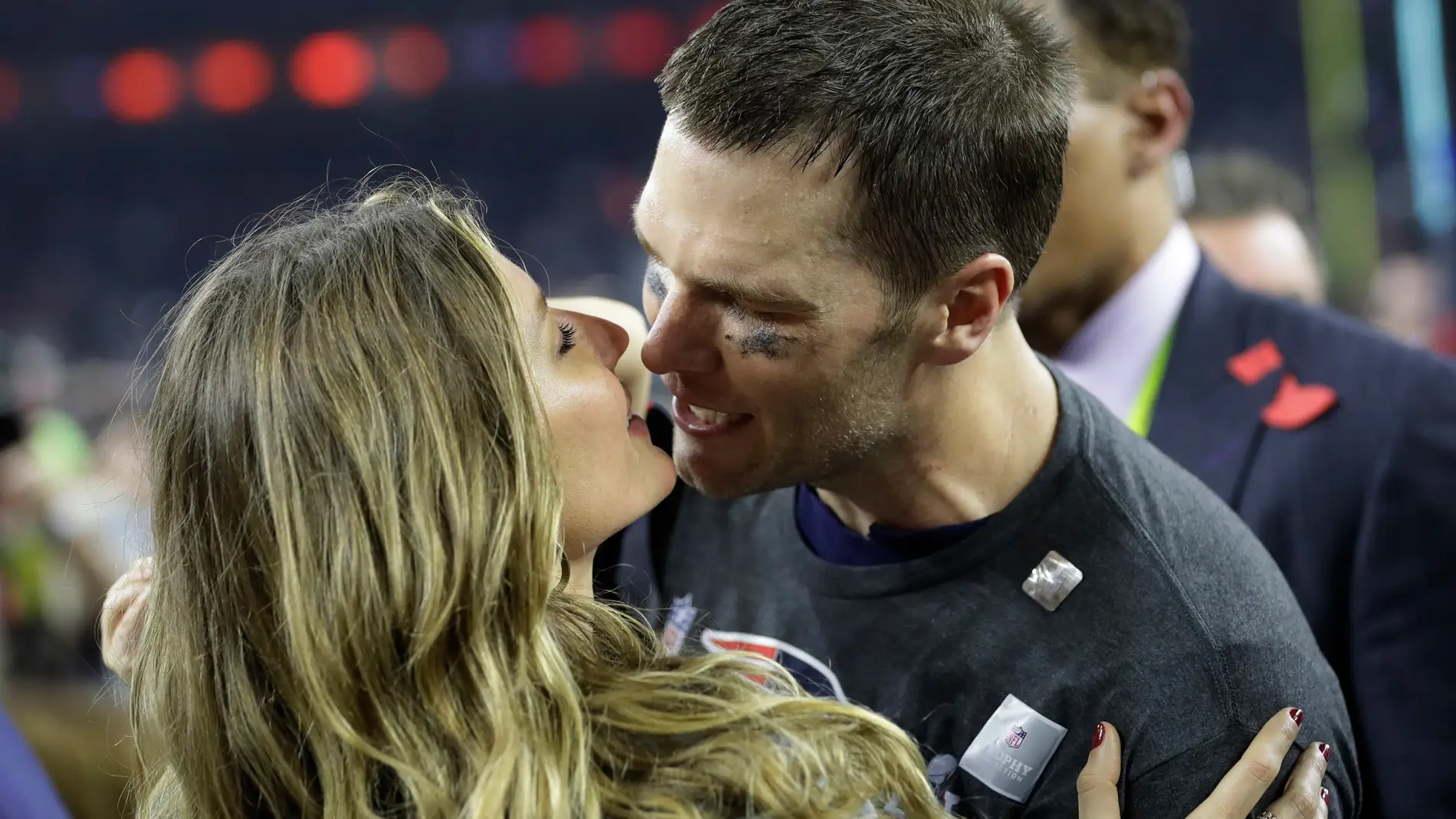 Tom Brady besa a su mujer, Gisele Bündchen, para celebrar su triunfo