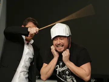 Pablo Motos golpea con un palo la cabeza de El Monaguillo Pablo Motos golpea con un palo la cabeza de El Monaguillo