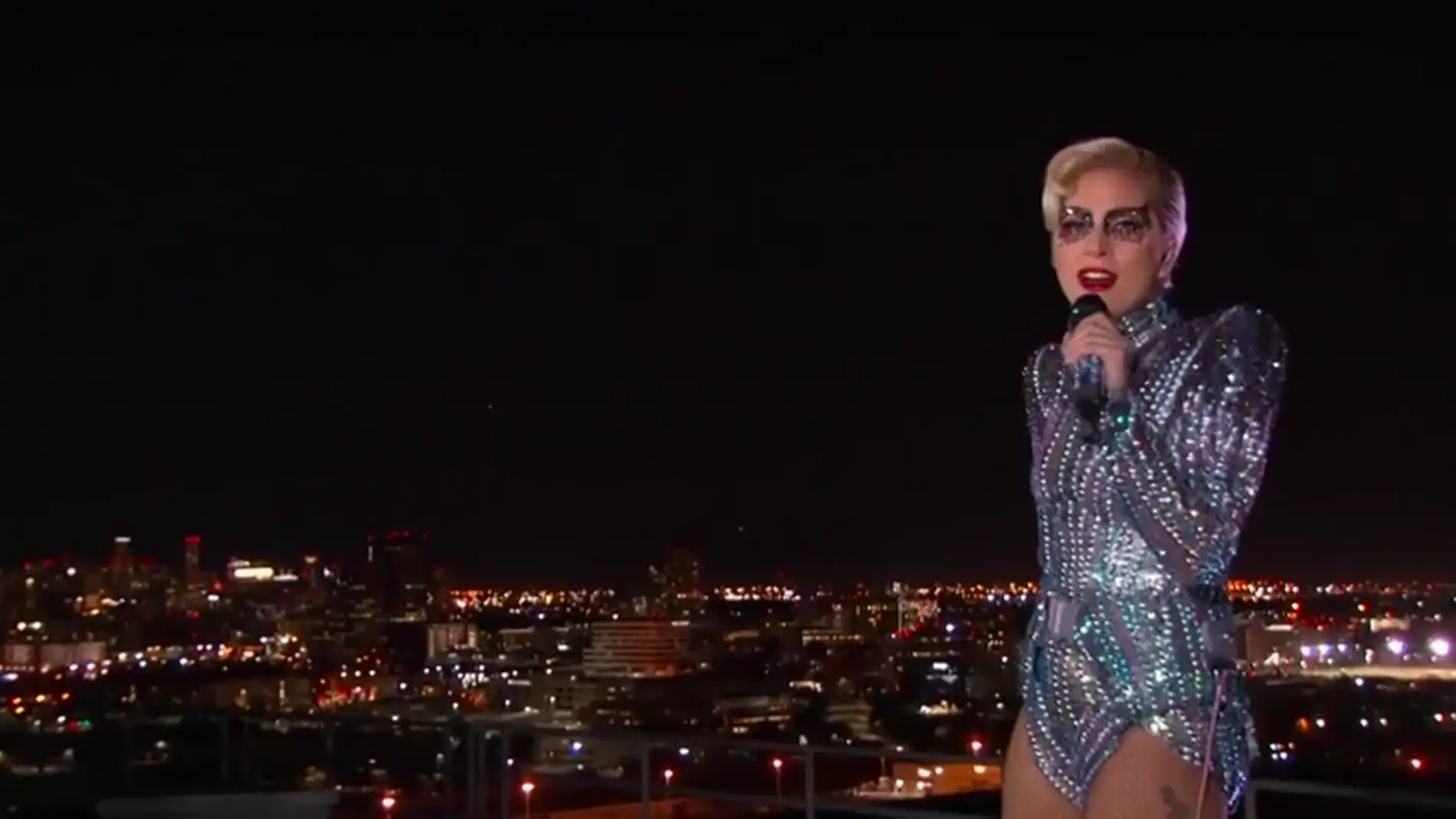 Frame 20.539379 de: Lady Gaga deslumbra en la SuperBowl