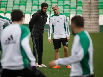 Víctor Sánchez del Amo, en el entrenamiento del Betis Víctor Sánchez del Amo, en el entrenamiento del Betis