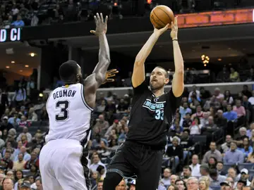Marc Gasol lanza a canasta ante Dedmon Marc Gasol lanza a canasta ante Dedmon