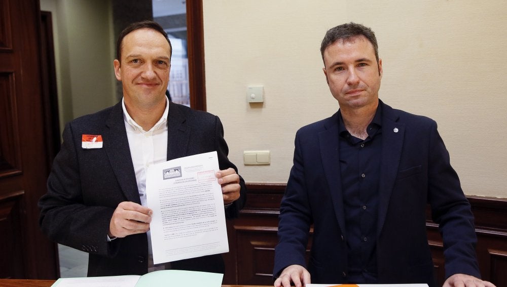 Miguel Ángel Esteban, representante del Observatorio de Justicia y Defensa Animal, y Guillermo Díaz, diputado de Ciudadanos