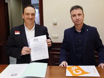 Miguel Ángel Esteban, representante del Observatorio de Justicia y Defensa Animal, y Guillermo Díaz, diputado de Ciudadanos Miguel Ángel Esteban, representante del Observatorio de Justicia y Defensa Animal, y Guillermo Díaz, diputado de Ciudadanos