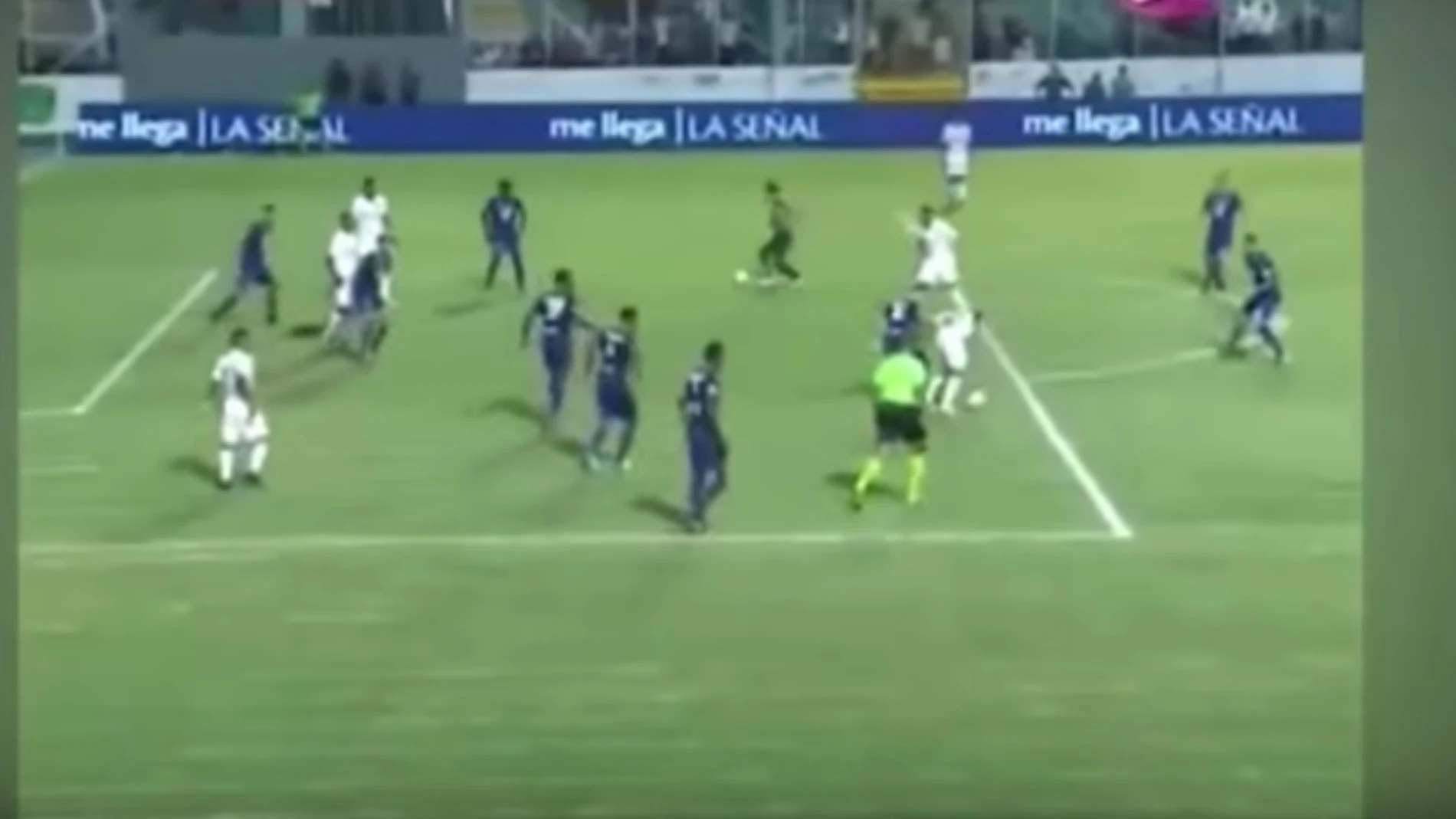 Un aficionado invade el campo en pleno partido Un aficionado invade el campo en pleno partido