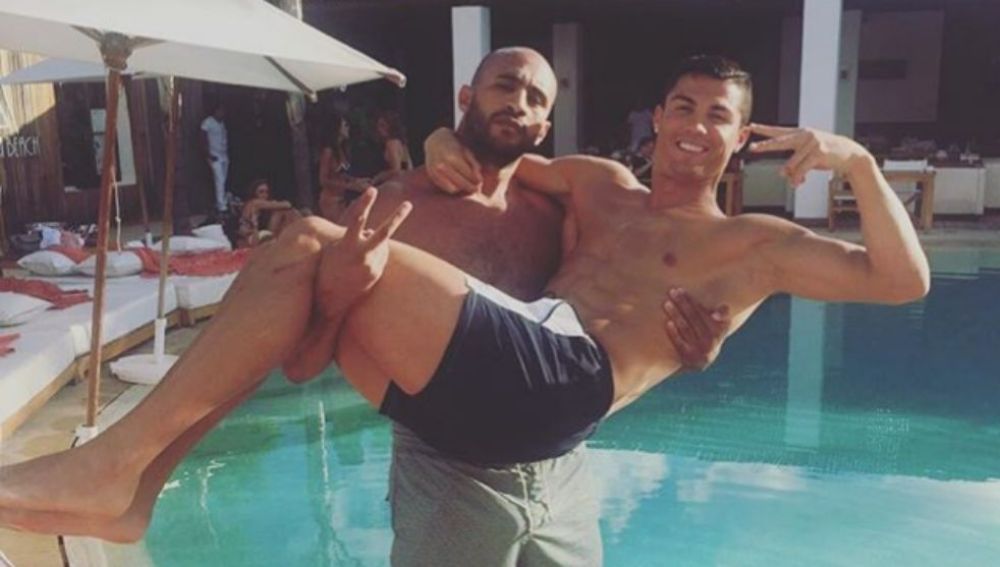 Badr Hari, luchador marroquí, coge en brazos a Cristiano Ronaldo