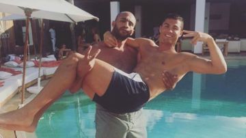 Badr Hari, luchador marroquí, coge en brazos a Cristiano Ronaldo