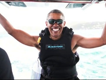 Frame 18.629022 de: Obama se relaja en sus vacaciones practicando kitesurf en las islas Vírgenes Británicas