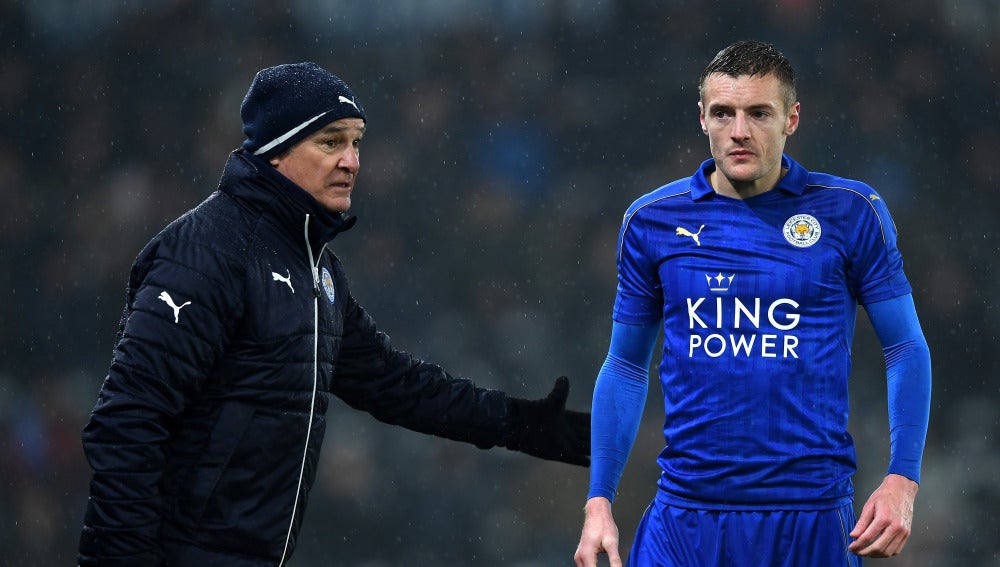 Ranieri da instrucciones a Vardy en la banda