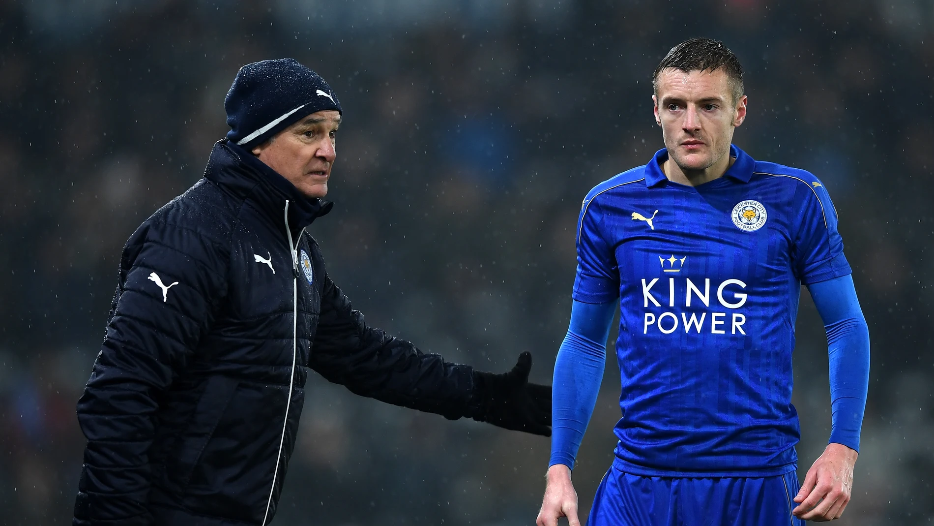Ranieri da instrucciones a Vardy en la banda Ranieri da instrucciones a Vardy en la banda
