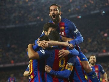 El Barça hace piña tras el gol de Suárez
