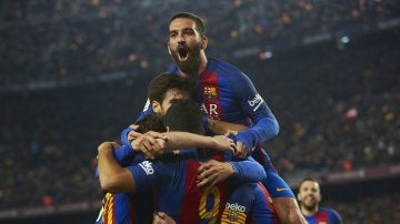 El Barça hace piña tras el gol de Suárez