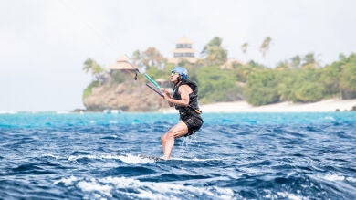 Barack Obama sorprende al mundo con sus cualidades practicando kitesurf en el Caribe