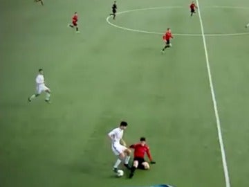 Theo Zidane deja en el suelo a un rival