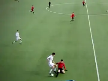 Theo Zidane deja en el suelo a un rival Theo Zidane deja en el suelo a un rival