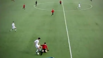 Theo Zidane deja en el suelo a un rival