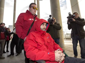 Andrés Martínez, el joven agredido, en silla de ruedas a las puertas del Juzgado de Instrucción Andrés Martínez, el joven agredido, en silla de ruedas a las puertas del Juzgado de Instrucción
