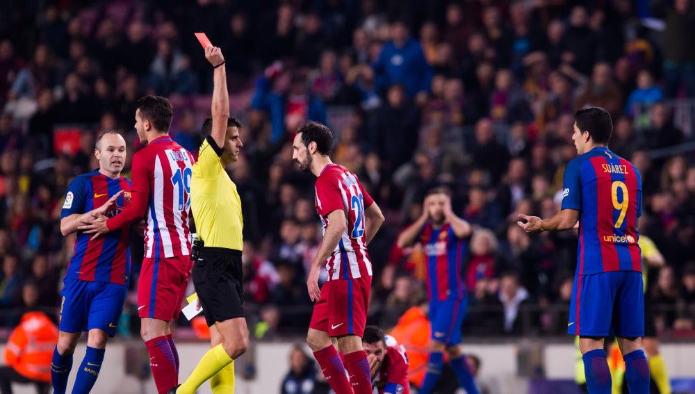 Luis Suárez, recibiendo la tarjeta roja