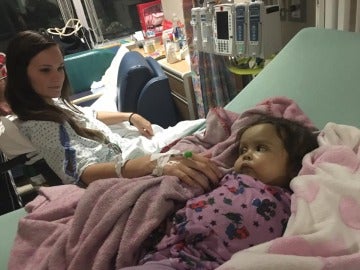 La niñera junto a la pequeña tras la operación