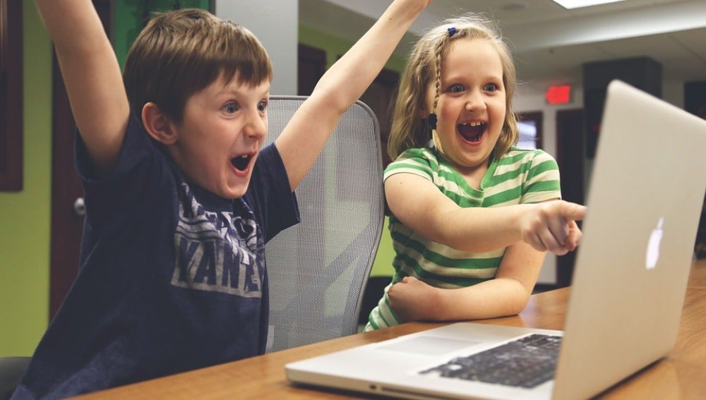 Niños delante de un videojuego