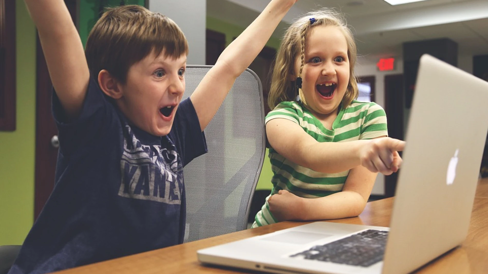 Niños delante de un videojuego Niños delante de un videojuego