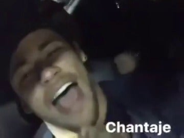 Neymar, cantando 'Chantaje' en su coche