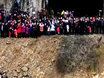 Frame 12.171572 de: Una familia china compuesta por 500 personas se reúne para hacerse una foto Frame 12.171572 de: Una familia china compuesta por 500 personas se reúne para hacerse una foto