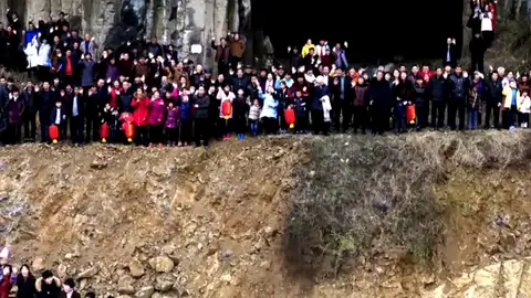 Frame 12.171572 de: Una familia china compuesta por 500 personas se reúne para hacerse una foto Frame 12.171572 de: Una familia china compuesta por 500 personas se reúne para hacerse una foto