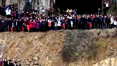 Una familia china compuesta por 500 personas se reúne para hacerse una foto