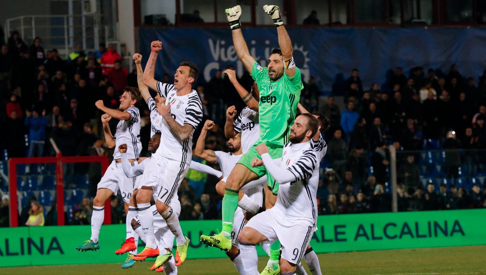 Los jugadores de la Juventus celebran su victoria contra el Crotone