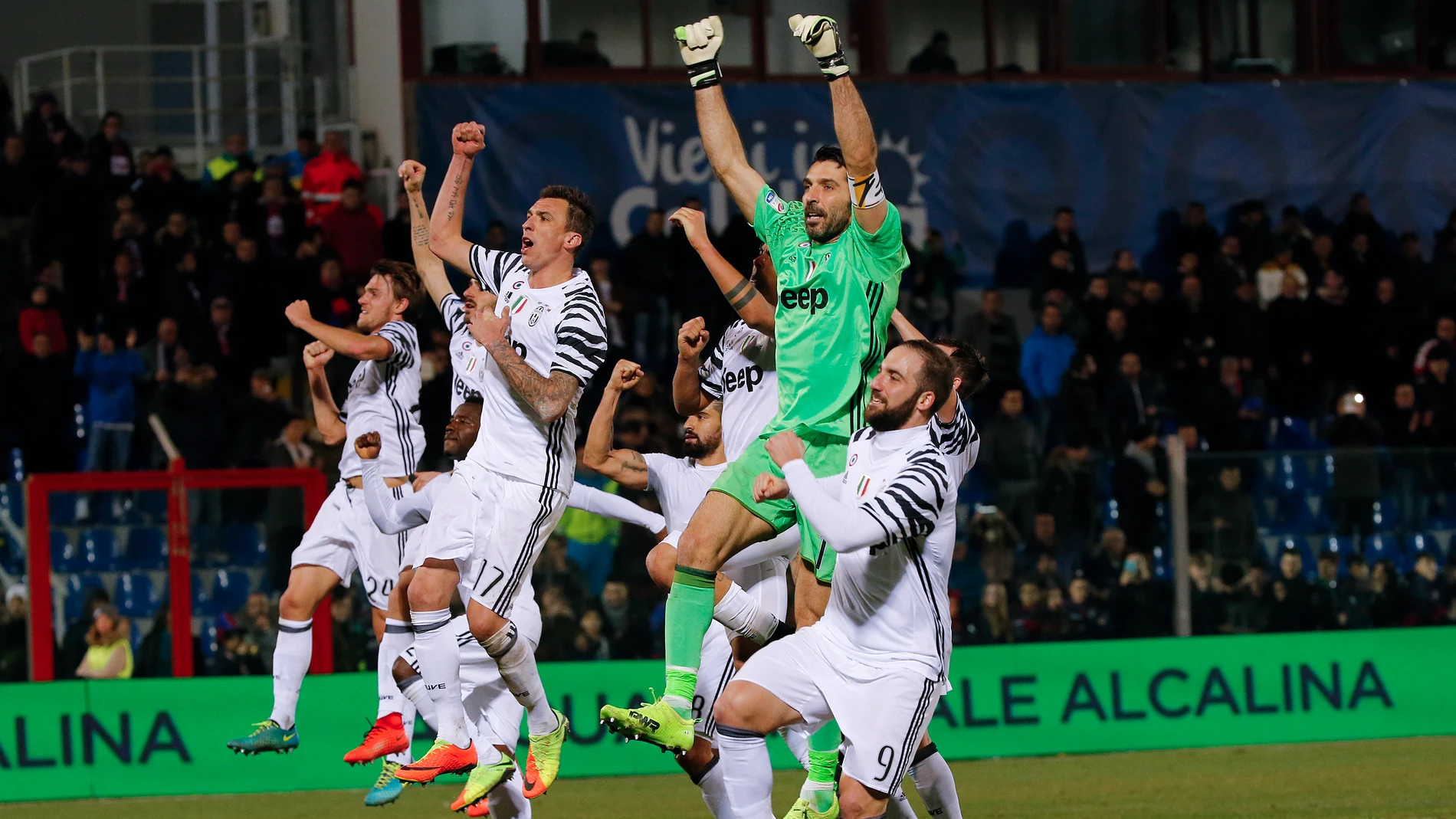 Los jugadores de la Juventus celebran su victoria contra el Crotone Los jugadores de la Juventus celebran su victoria contra el Crotone