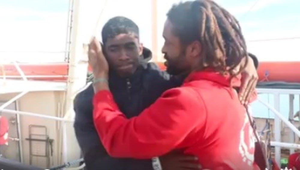 La despedida entre un inmigrante y un miembro de una ONG